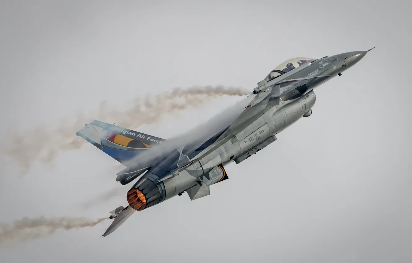 Фото обои небо, самолёт, боевой, серое небо, F-16A