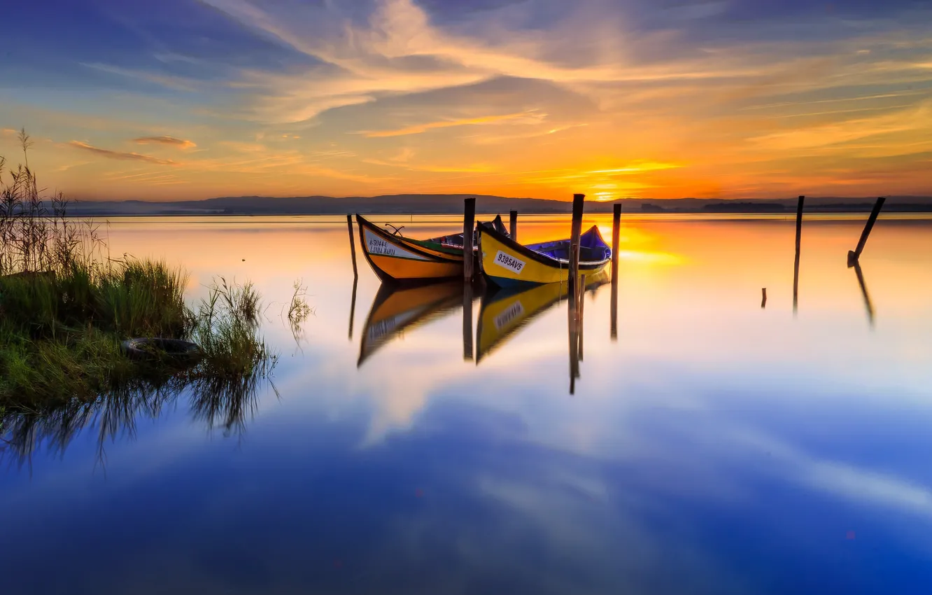 Фото обои закат, берег, две, лодки, водоем