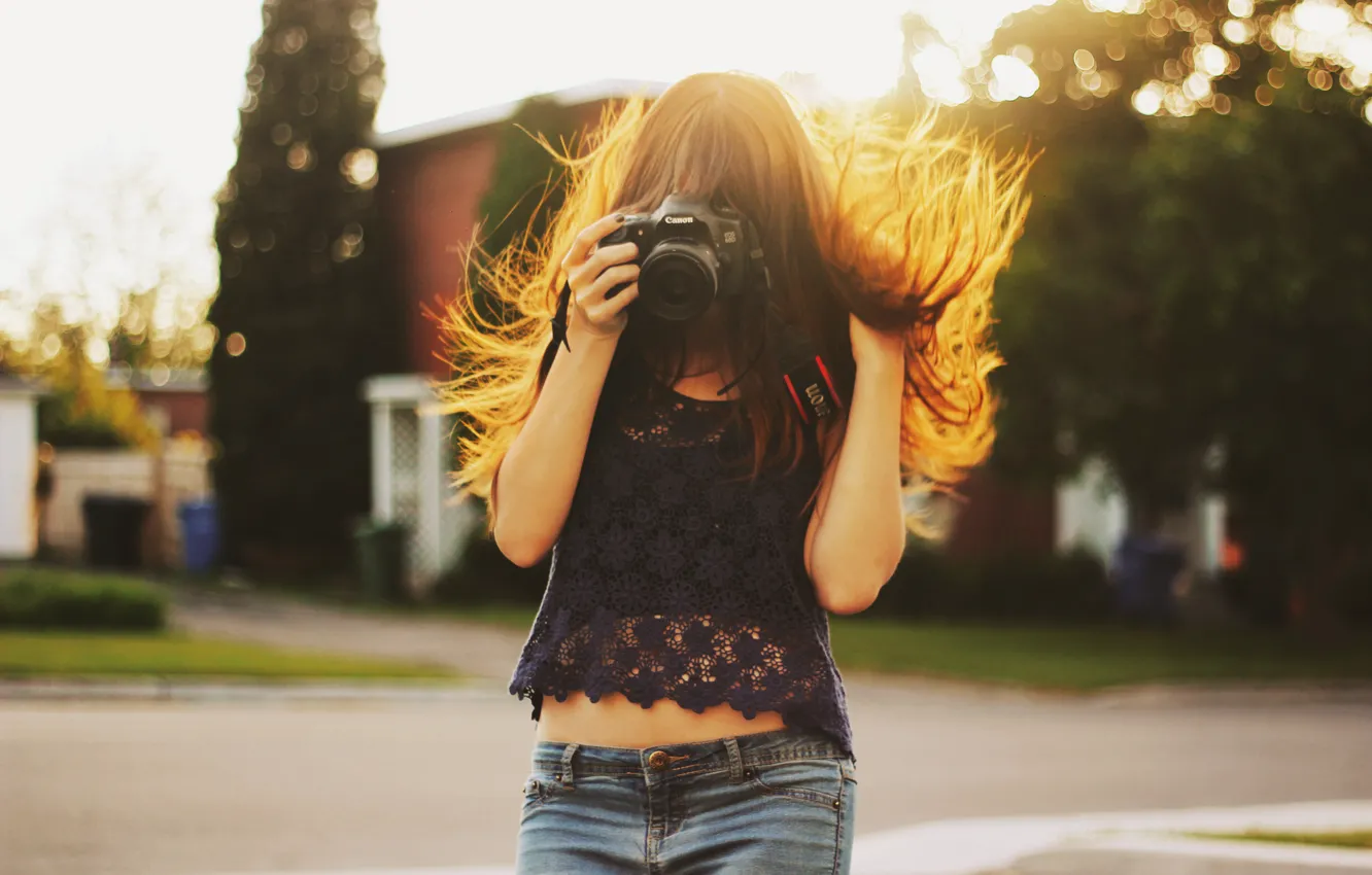 Фото обои лето, девушка, юбка, камера, фотоаппарат, снимает
