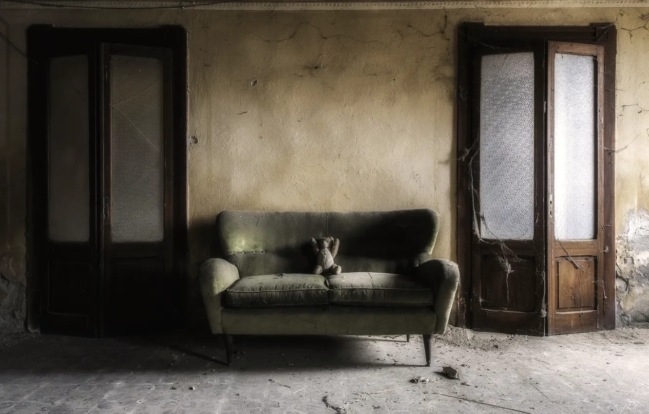 Фото обои диван, интерьер, двери, мишка
