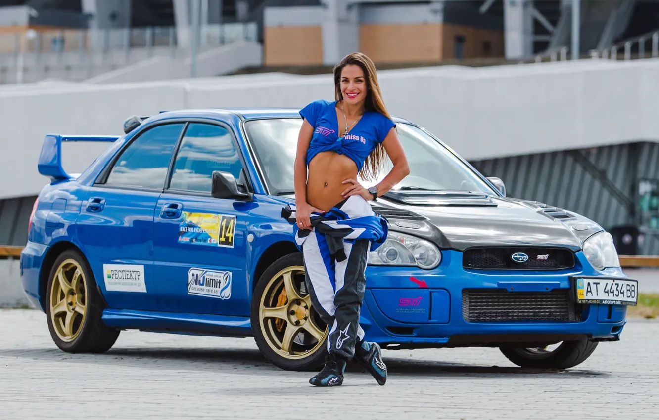 Фото обои взгляд, девушка, улыбка, Эротика, subaru impreza, синий авто