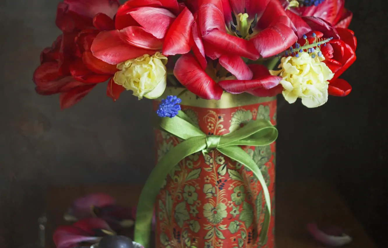 Фото обои цветы, букет, лепестки, конфеты, лента, тюльпаны, бантик, столик