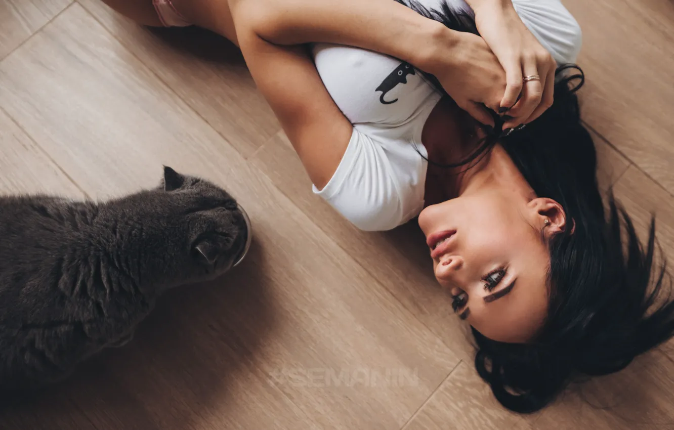 Фото обои кот, взгляд, Девушка, футболка, лежит, Aleksandr Semanin