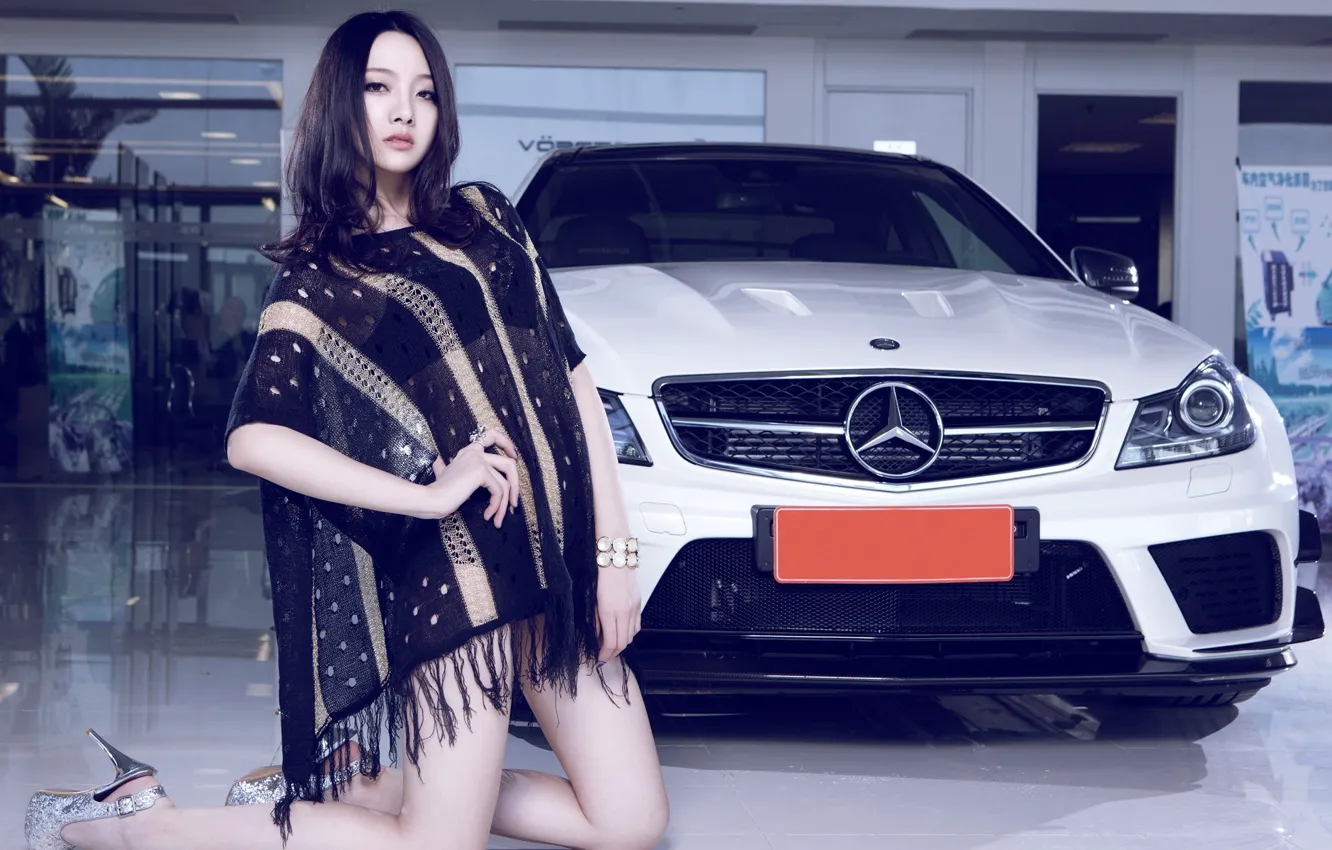 Фото обои взгляд, Mercedes, азиатка, Эротика, красивая девушка, белый авто, стоит на коленях