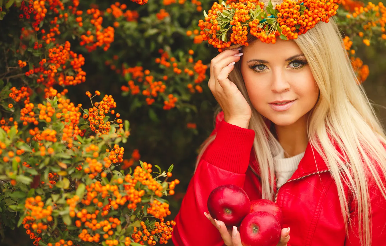 Фото обои взгляд, девушка, улыбка, яблоки, макияж, венок, рябина