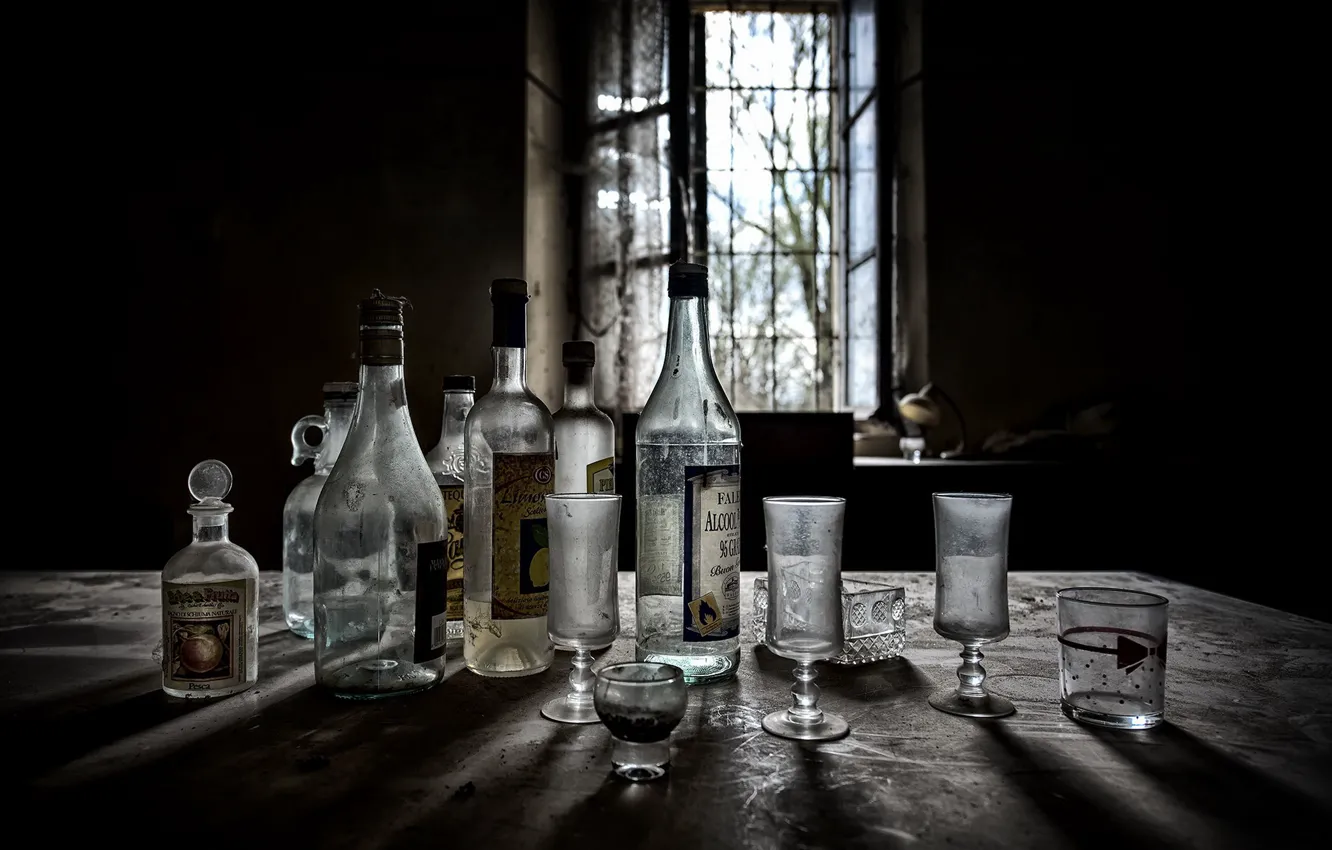 Фото обои бокалы, окно, бутылки, натурализм