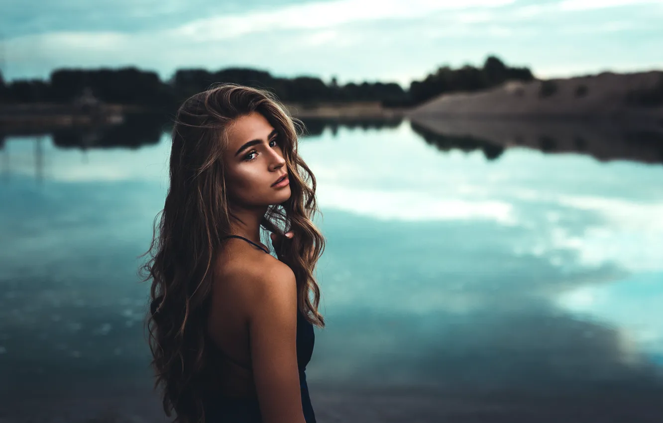 Фото обои взгляд, девушка, природа, поза, река, волосы, вечер, плечо