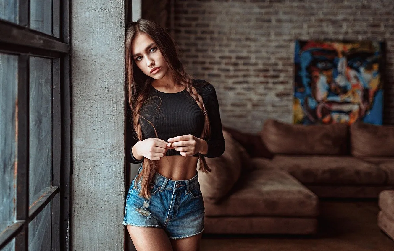 Фото обои ТЕЛО, ВЗГЛЯД, ОКНО, ШОРТЫ, КОСИЧКИ, Фотограф Георгий Чернядьев