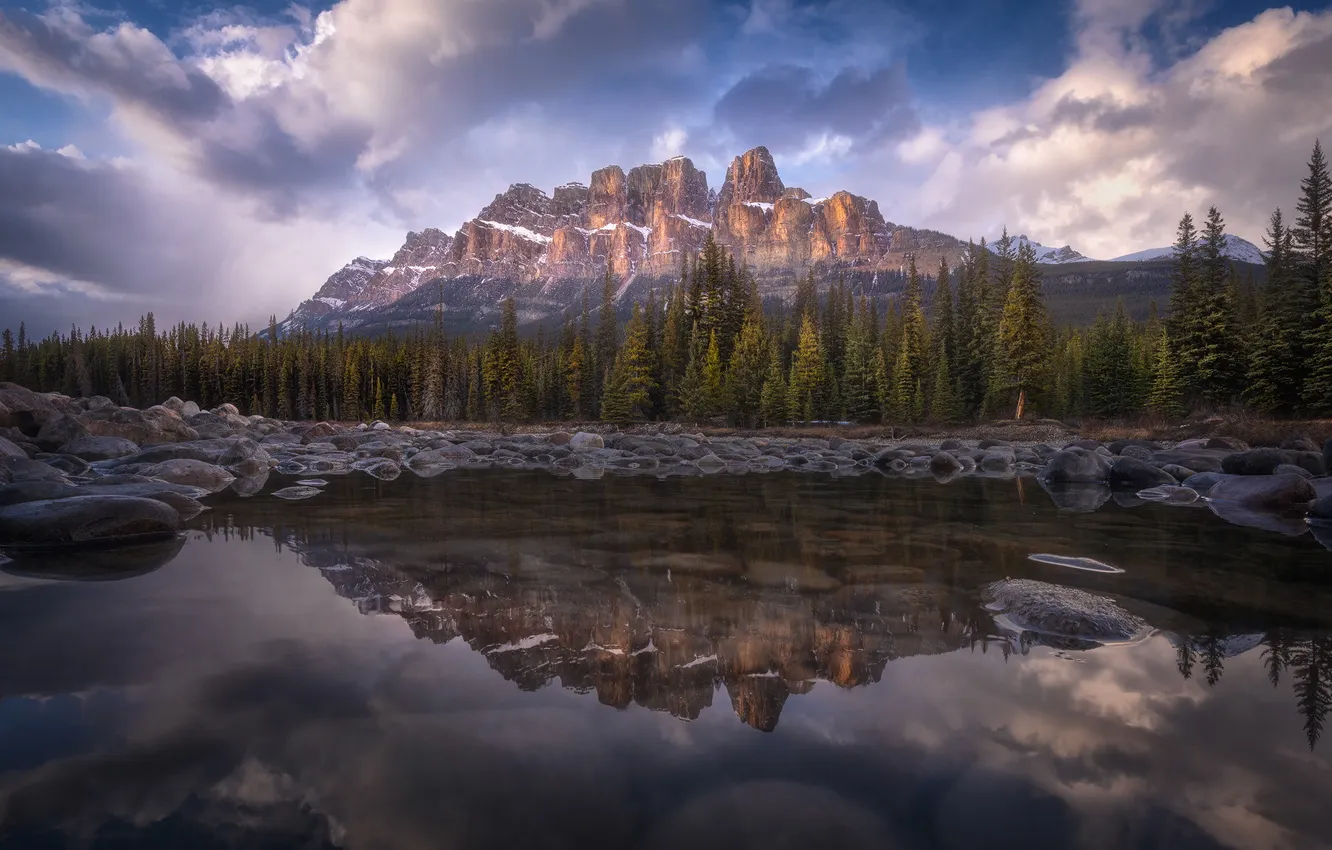 Фото обои лес, облака, горы, озеро, отражение, камни, скалы, берег