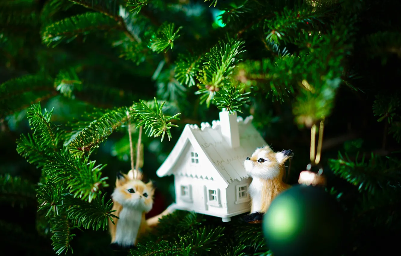 Фото обои свет, праздник, игрушки, новый год, шар, рождество, домик, ёлка