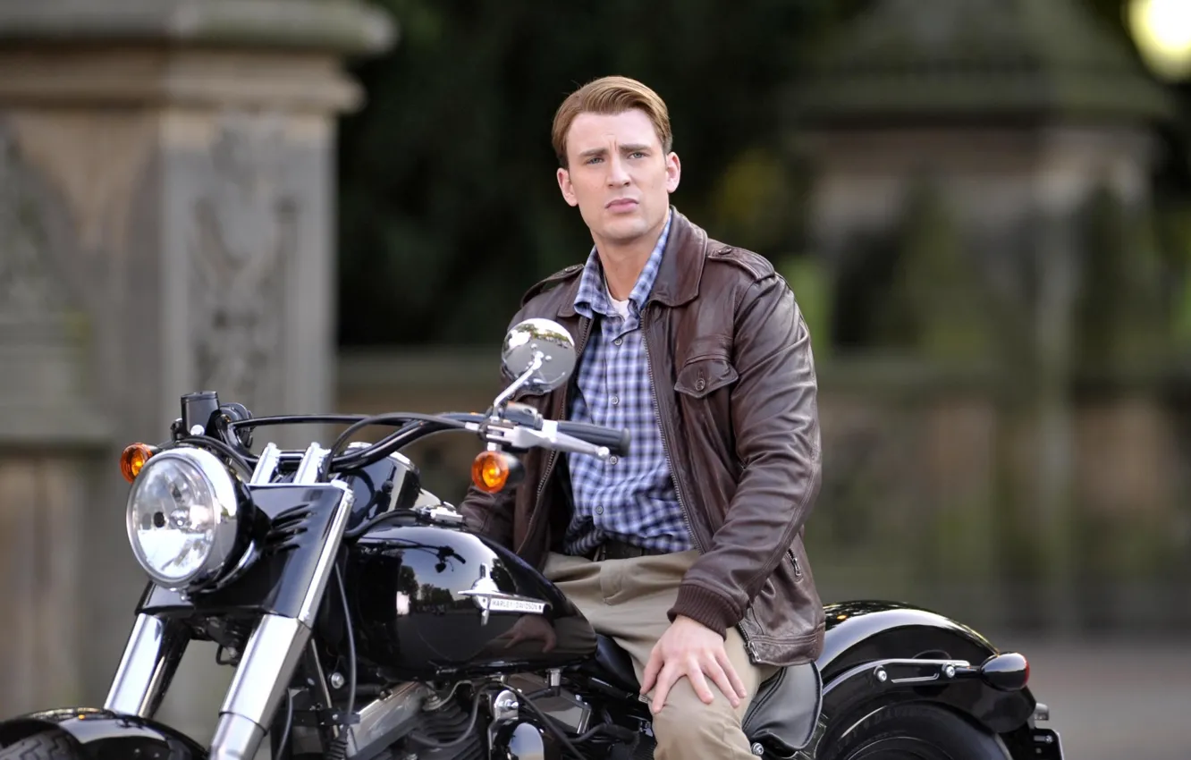 Фото обои взгляд, фон, мотоцикл, мужчина, актёр, Капитан Америка, Captain America, Harley-Davidson