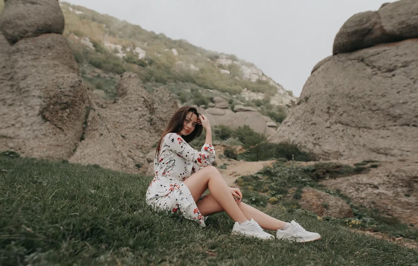 Фото обои взгляд, горы, поза, жест, mountains, валуны, look, pose
