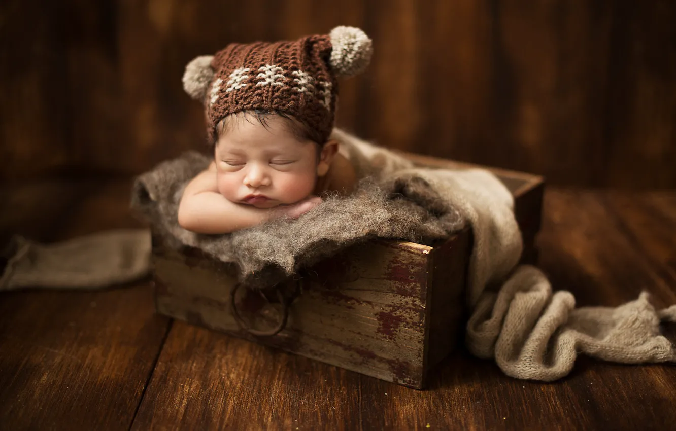 Фото обои доски, сон, шарф, помпоны, пол, ящик, ребёнок, шапочка