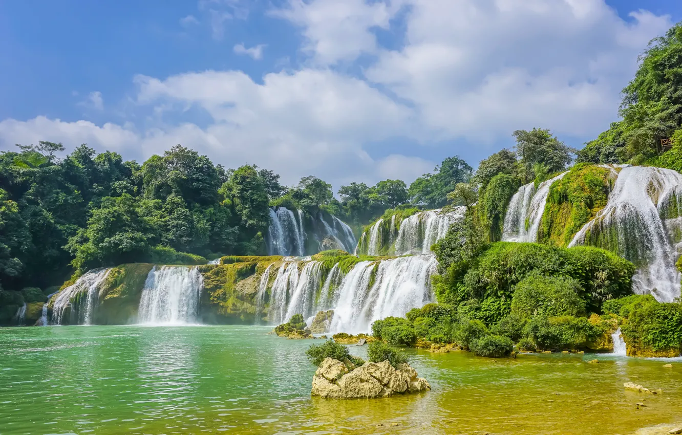 Фото обои лето, облака, деревья, синева, камни, скалы, берег, водопад