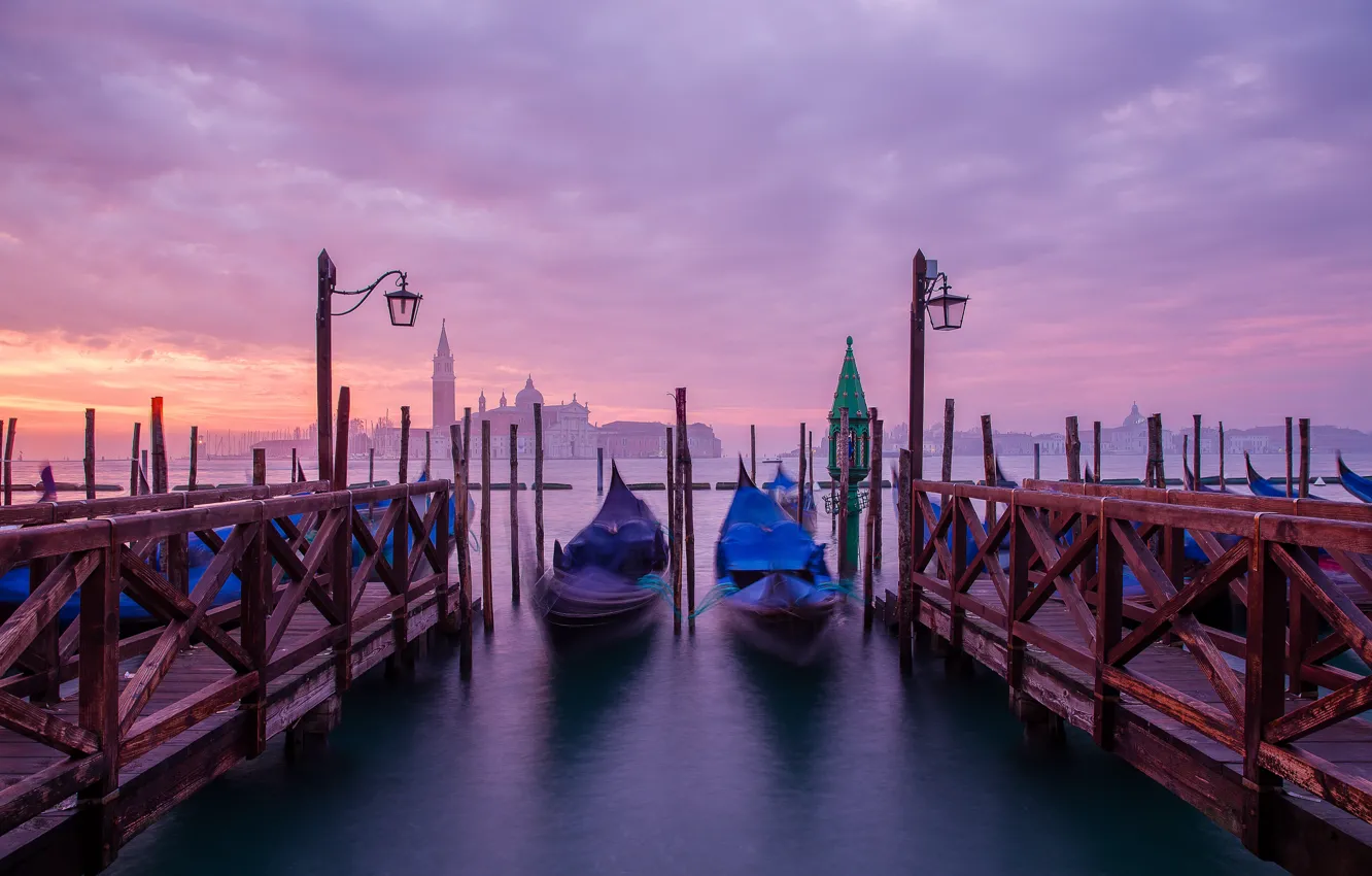 Фото обои Италия, Венеция, набережная, гондолы