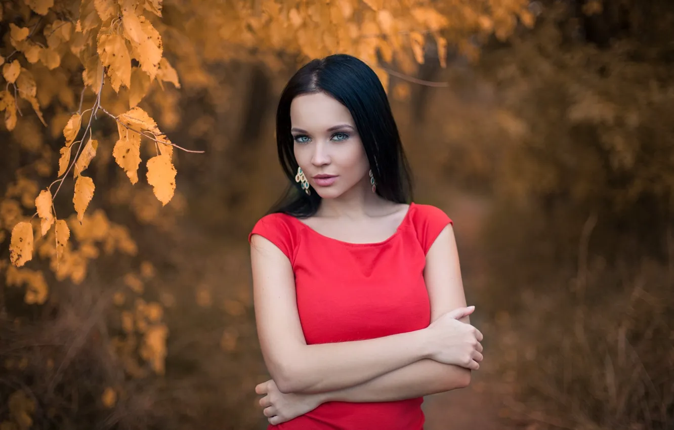 Фото обои осень, взгляд, листья, девушка, лицо, красное, портрет, серьги