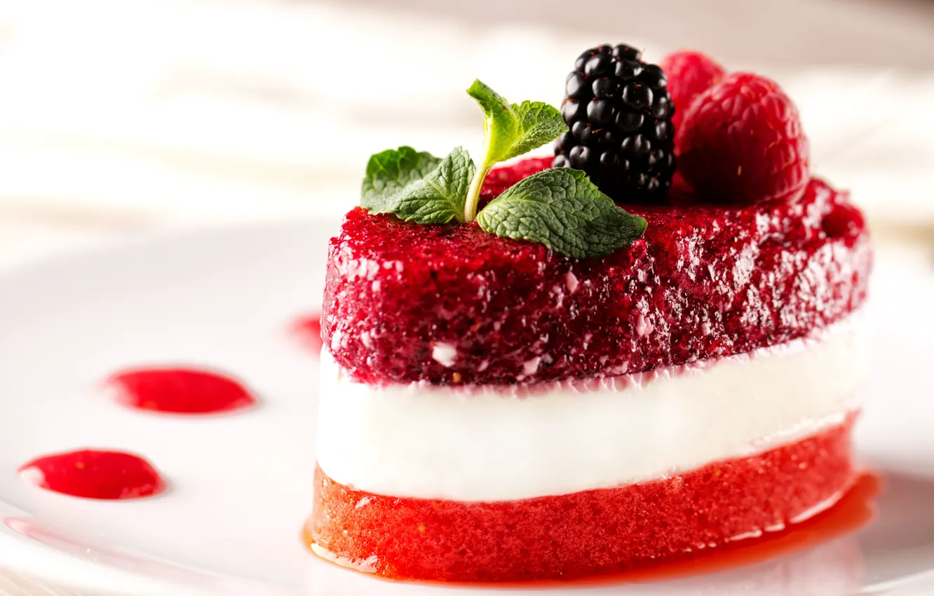 Фото обои Raspberry, dessert, strawberries