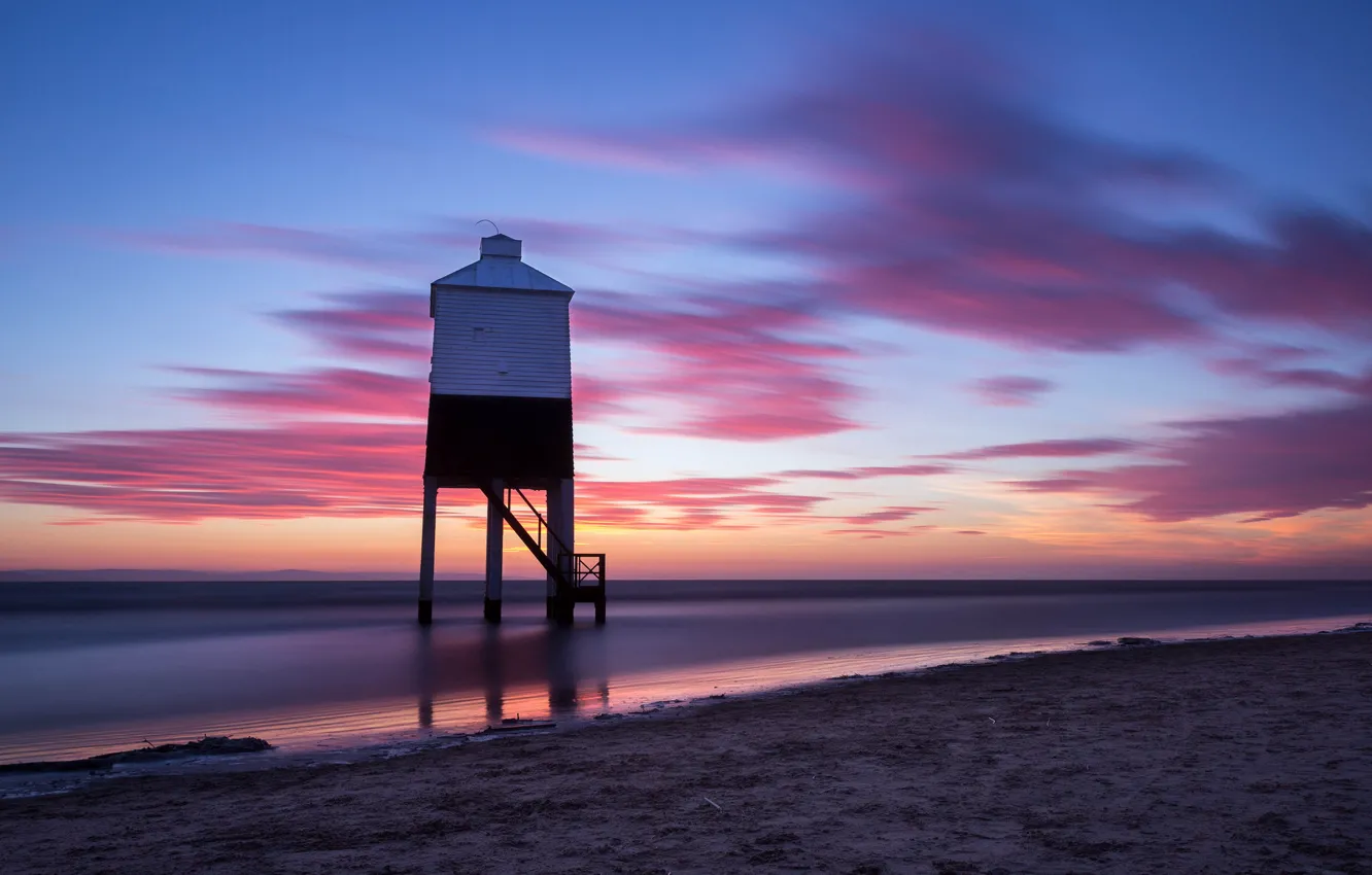 Фото обои песок, море, небо, облака, закат, берег, маяк, Англия