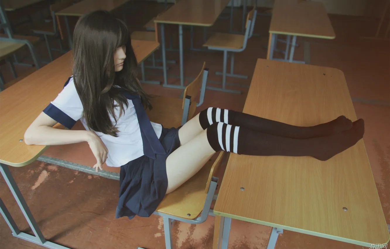 Фото обои long hair, legs, women, brunette, sitting, bangs, schoolgirl, legs up