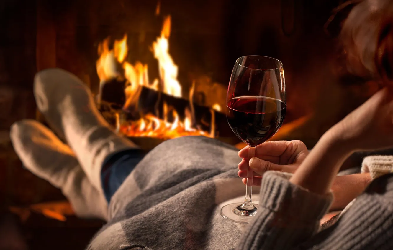 Фото обои девушка, тепло, вино, бокал, камин, плед, уютно, носочки