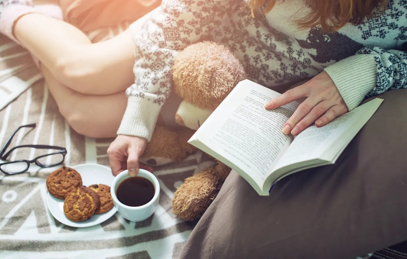 Фото обои девушка, кофе, печенье, Girl, чашка, постель, книга, book