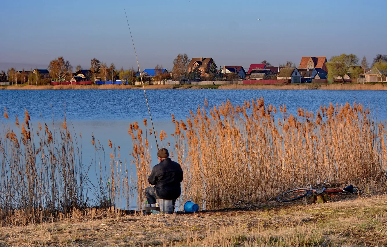 Фото обои озеро, рыбак, утро, удочка, ловит рыбу