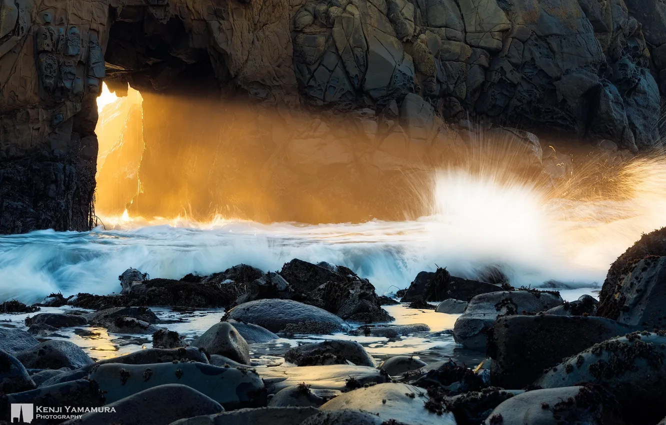 Фото обои свет, брызги, камни, скалы, луч, прибой, photographer, Pfeiffer Beach