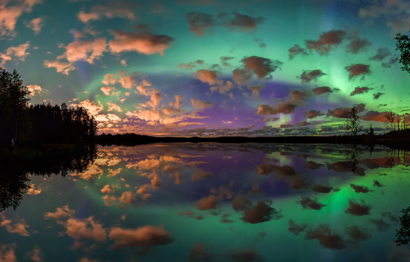 Фото обои облака, озеро, Северное сияние
