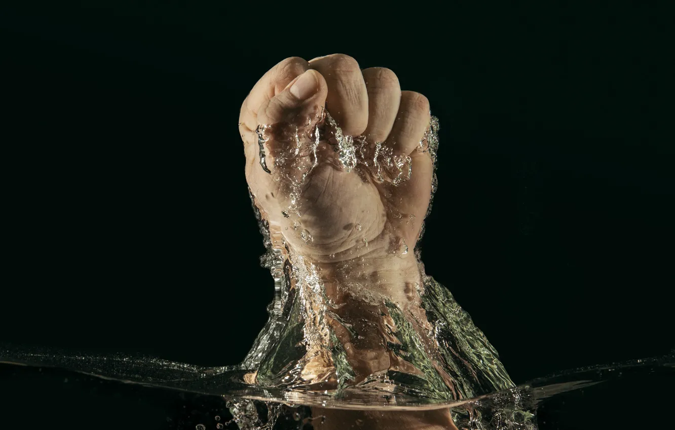 Фото обои вода, рука, кулак