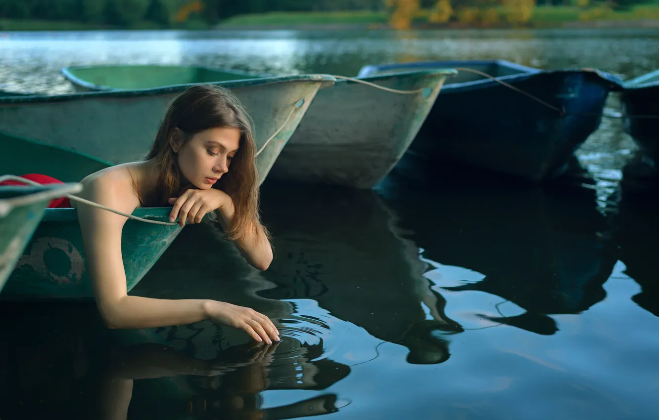 Фото обои вода, природа, поза, река, модель, портрет, лодки, руки