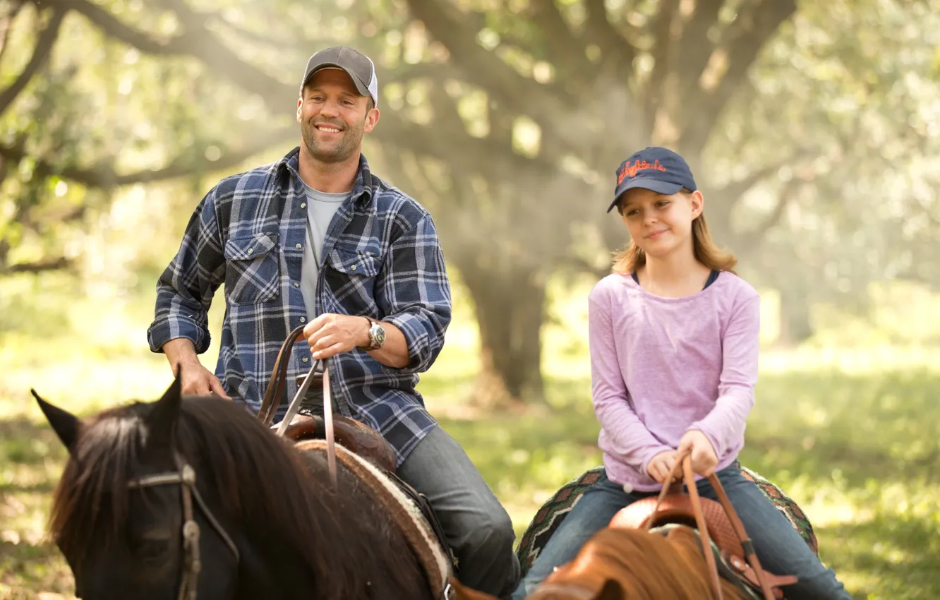 Фото обои зелень, деревья, улыбка, лошади, отец, прогулка, Homefront, Jason Statham
