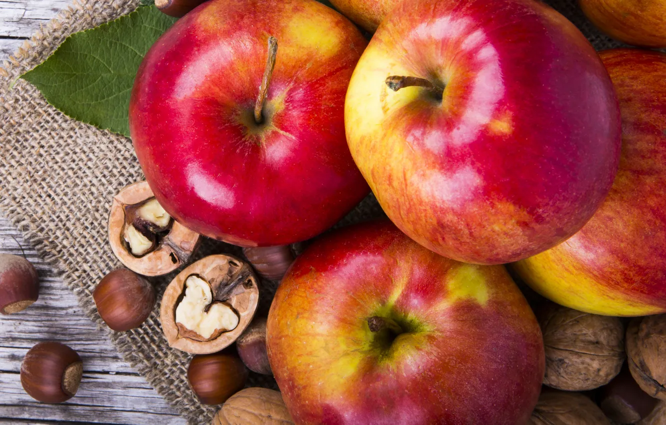 Фото обои листья, яблоки, орехи, фундук