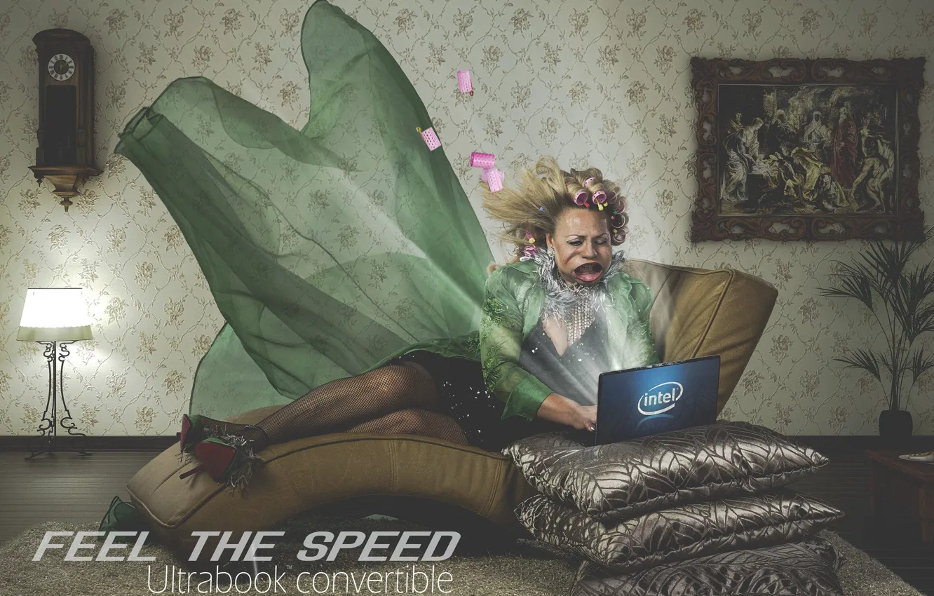 Фото обои скорость, подушки, ноутбук, Intel, бигуди, лэптоп, тётка