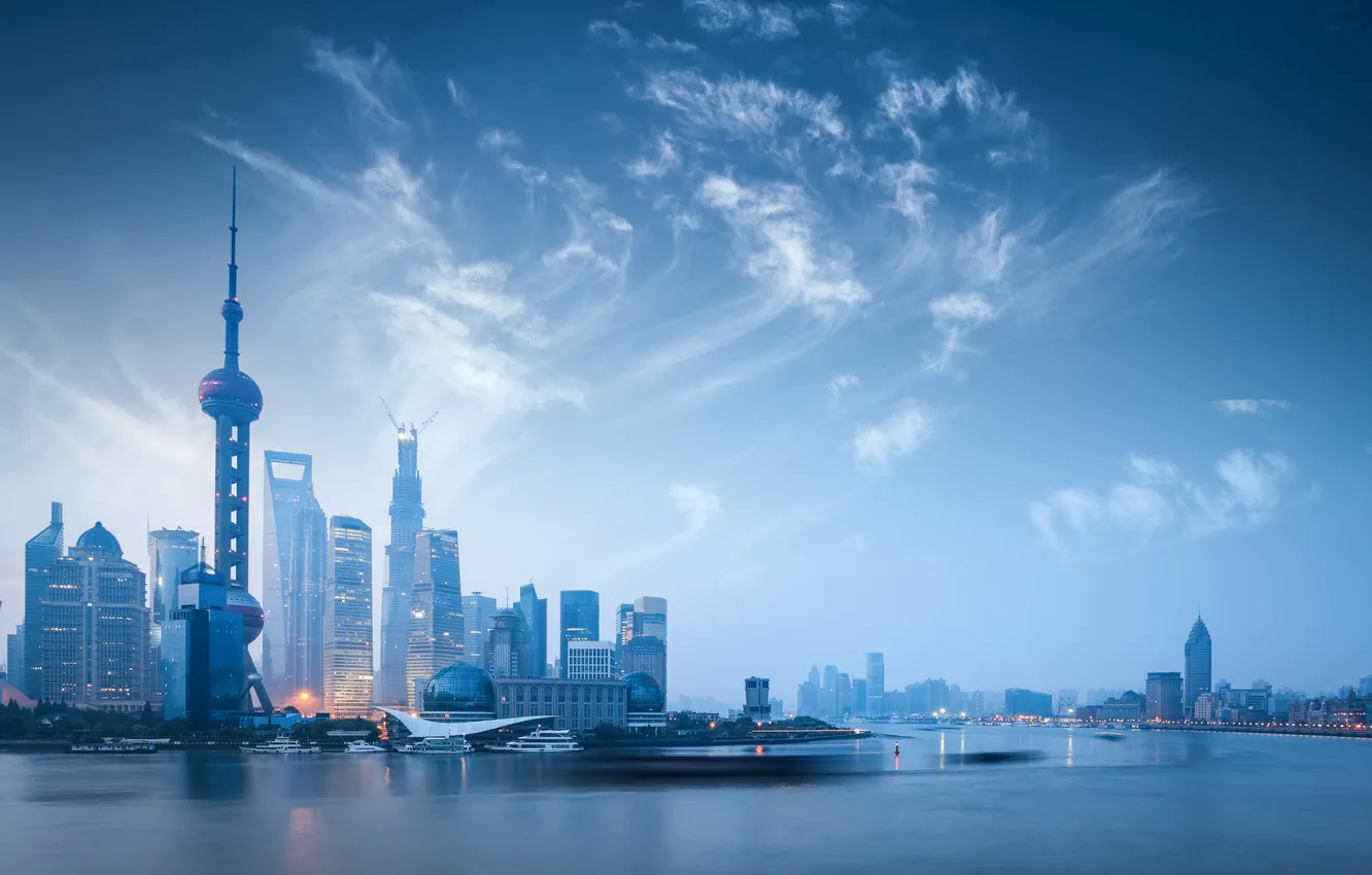 Фото обои облака, город, река, Китай, небоскрёбы, шпили