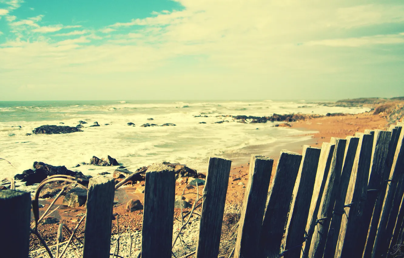 Фото обои песок, море, волны, пляж, вода, камни, забор, прибой