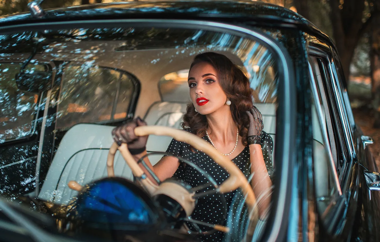 Фото обои машина, девушка, украшения, серьги, ожерелье, макияж, платье, руль