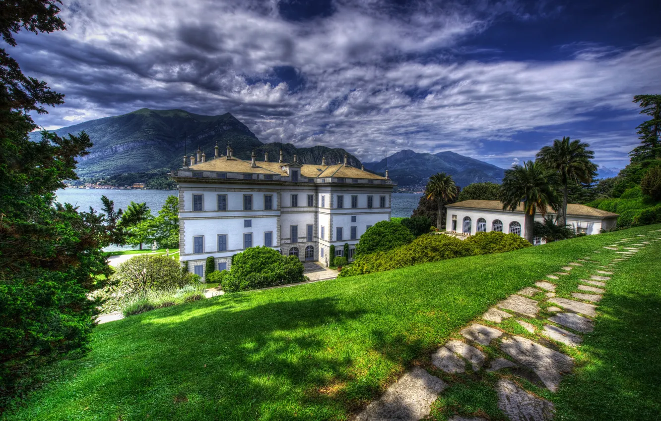 Фото обои зелень, трава, солнце, облака, деревья, горы, озеро, пальмы