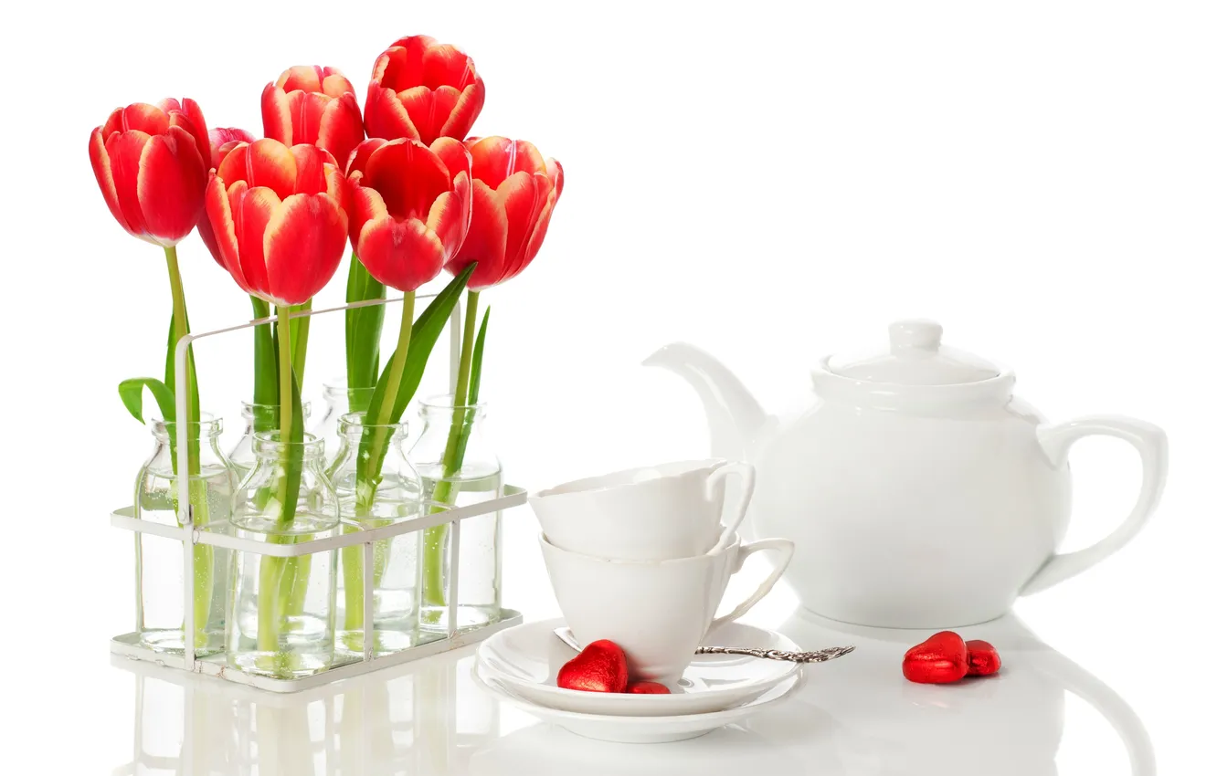 Фото обои цветы, чайник, конфеты, чашки, сердечки, тюльпаны, ложки