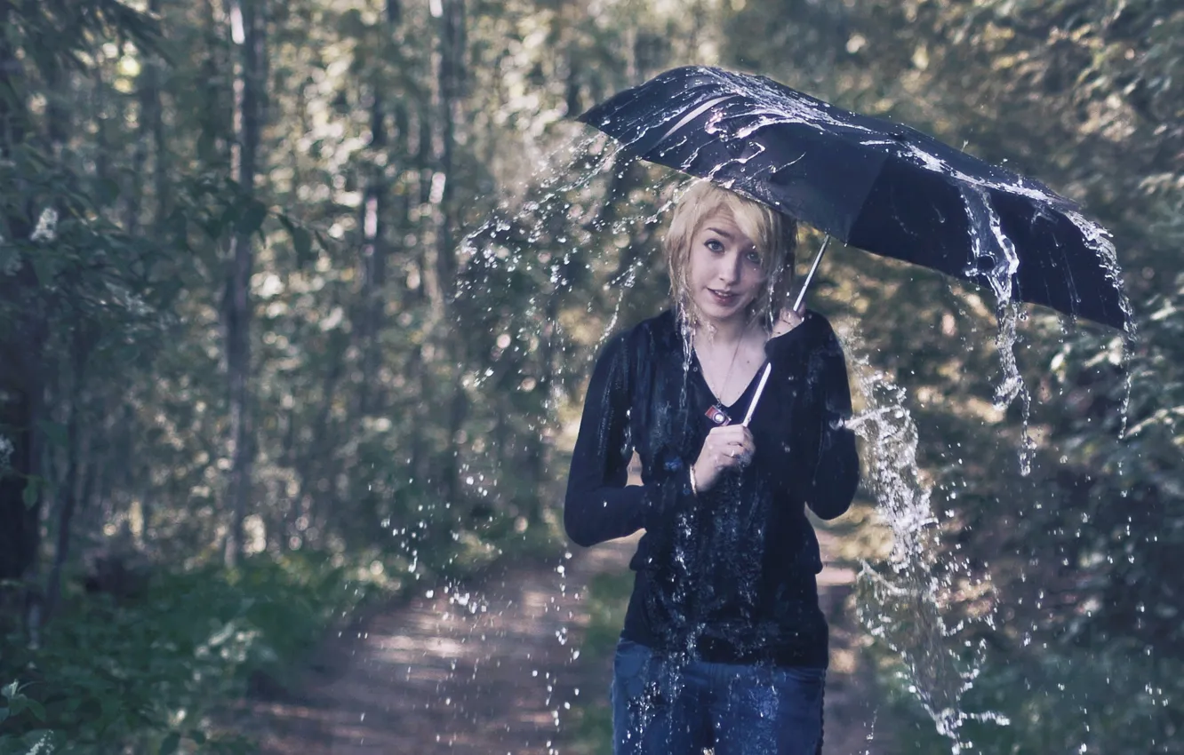Фото обои девушка, дождь, ситуация, зонт