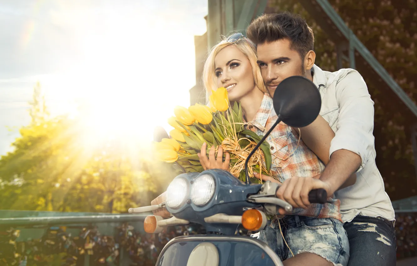 Фото обои девушка, цветы, пара, тюльпаны, мужчина, скутер