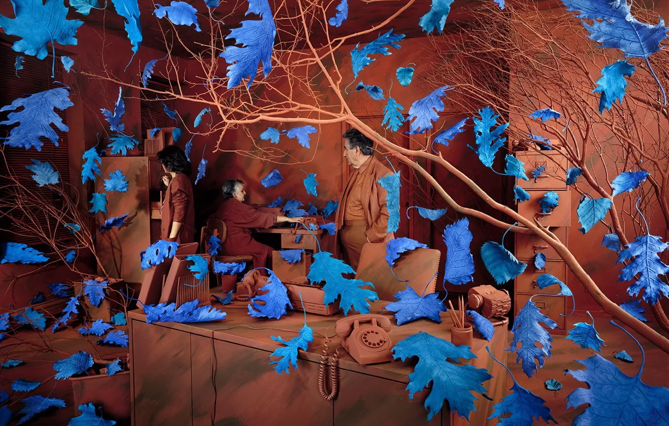 Фото обои Sandy Skoglund, навязчивые идеи, синие листья, коричневая комната
