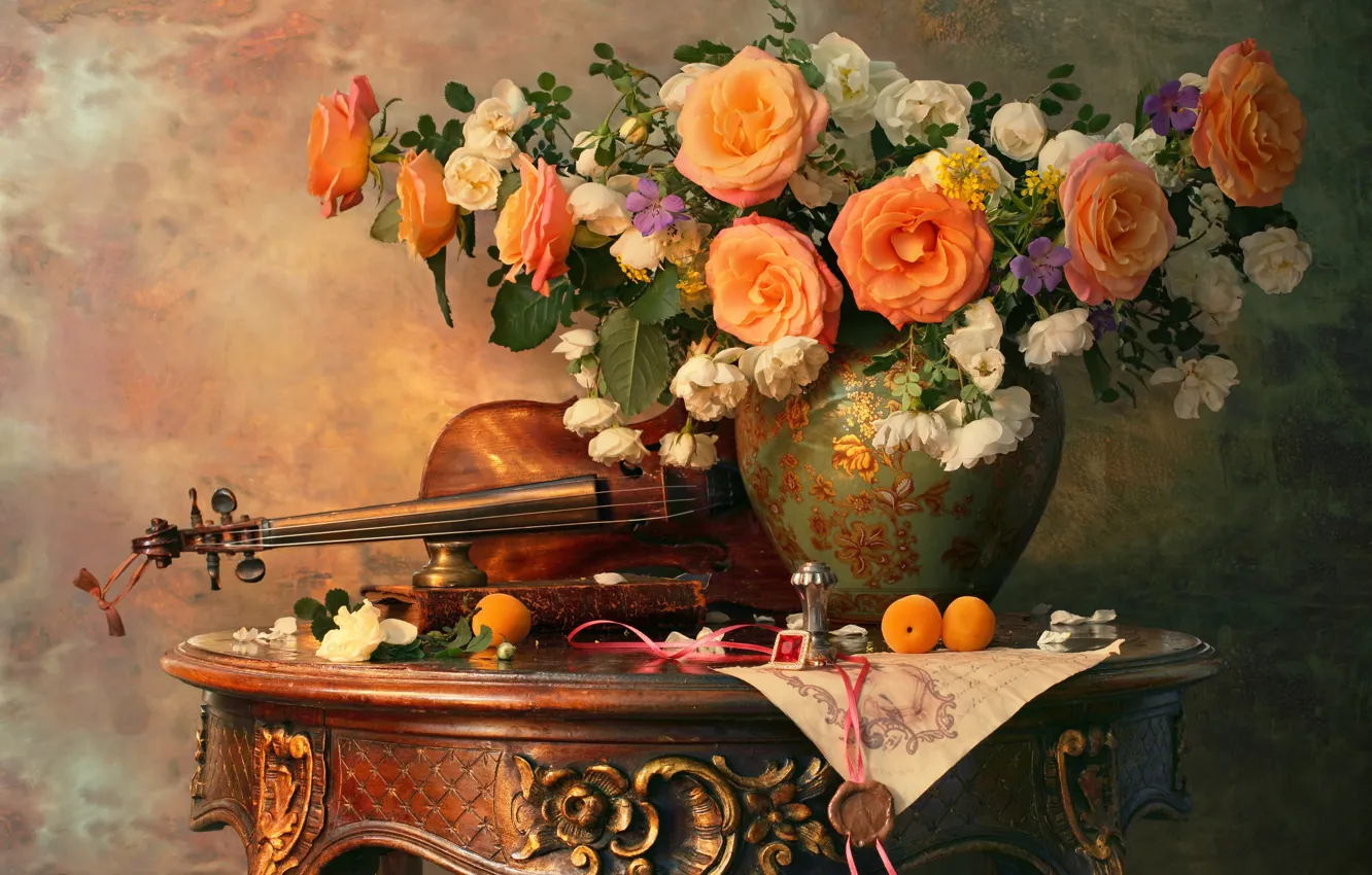 Фото обои цветы, стиль, скрипка, розы, букет, ваза, натюрморт, абрикосы