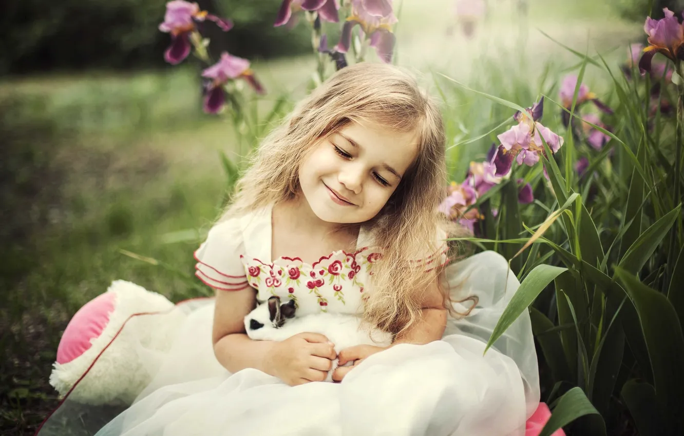 Фото обои радость, счастье, кролик, девочка, ирис