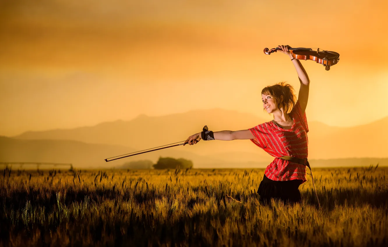 Фото обои поле, закат, горы, скрипка, violin, Линдси Стирлинг, Lindsey Stirling