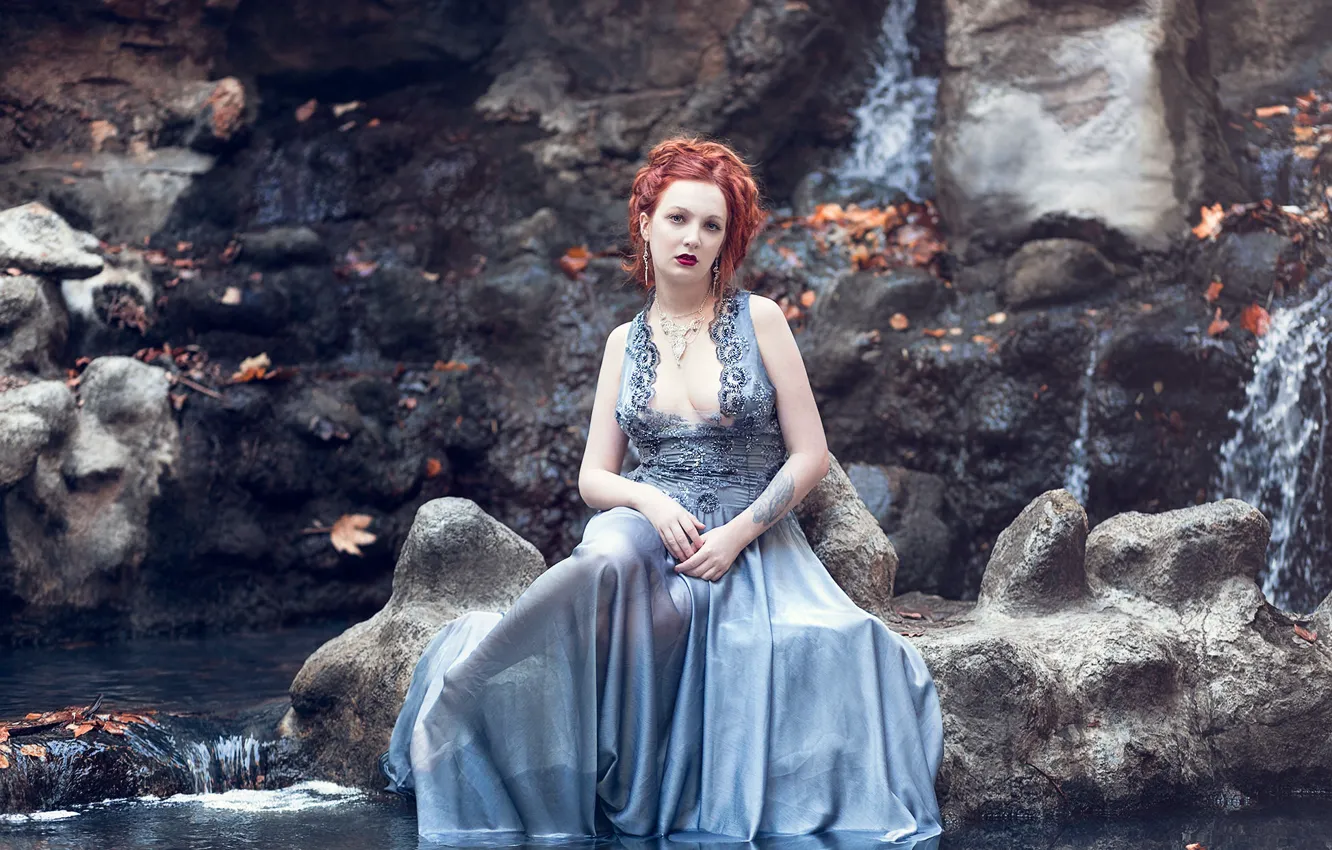 Фото обои грудь, листья, вода, отражение, скалы, женщина, волосы, платье