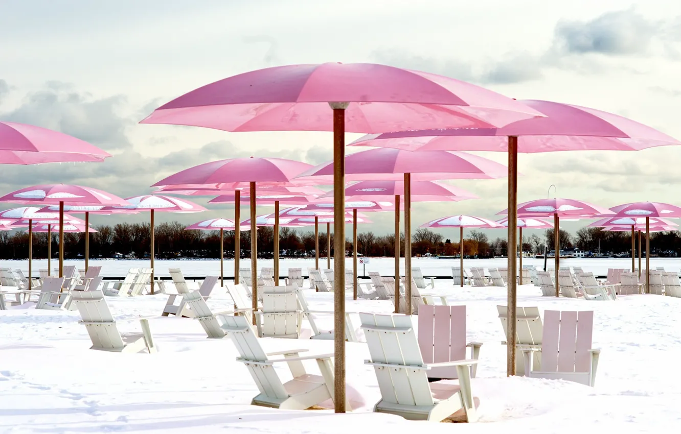 Фото обои зима, пляж, снег, зонтик, кресло, шезлонг