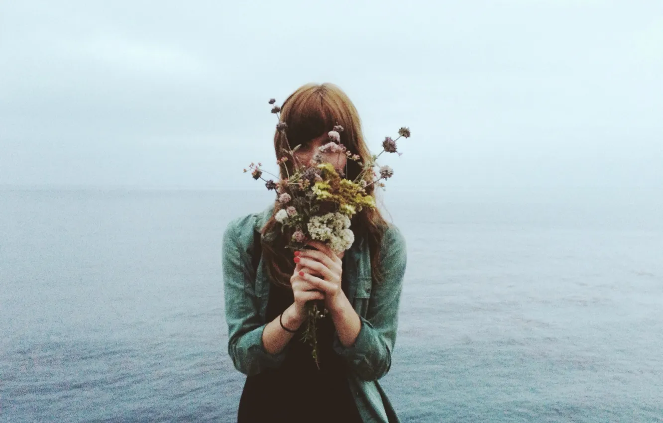 Фото обои girl, sky, sea, eyes, hair, horizon, bouquet