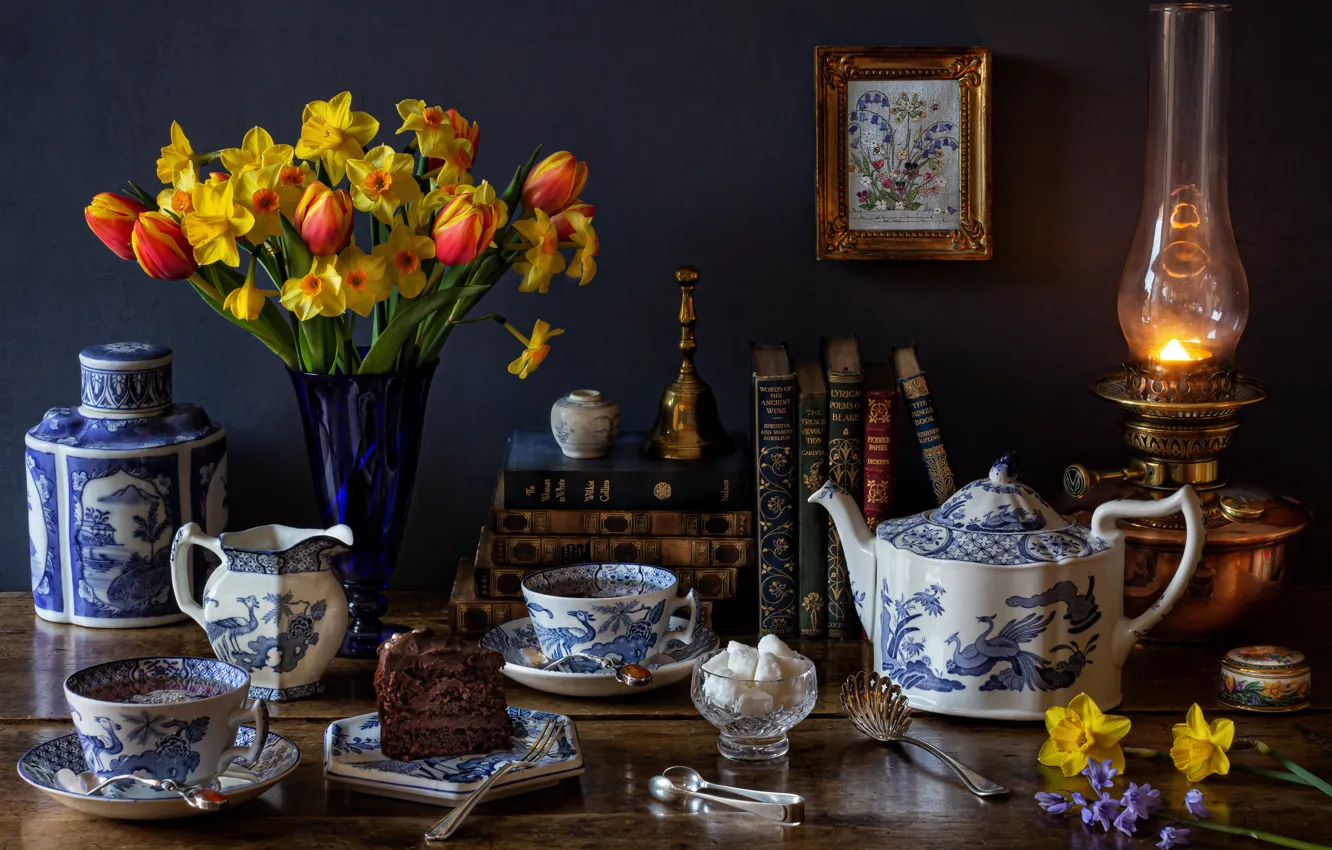 Фото обои цветы, стиль, чай, книги, лампа, букет, чайник, чашки
