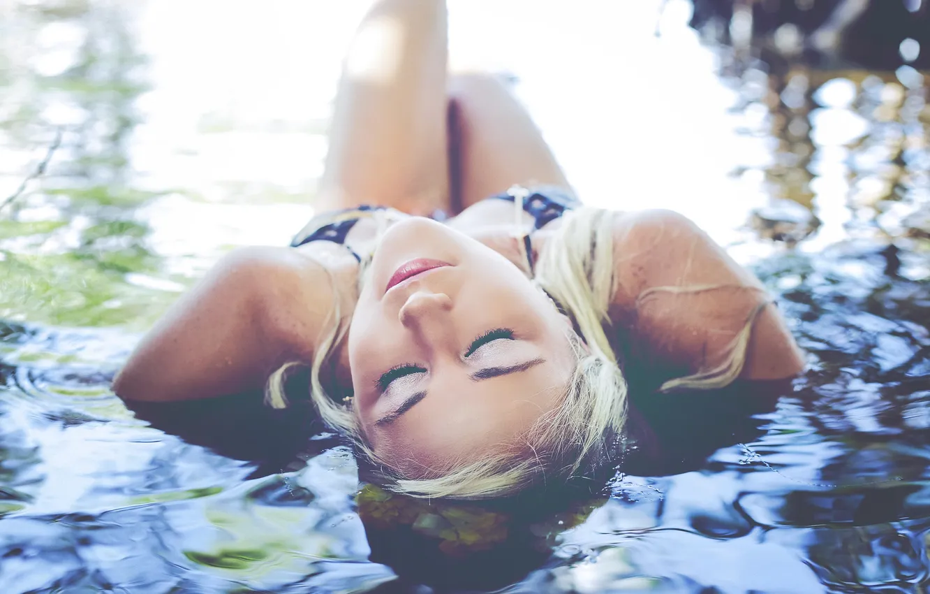 Фото обои girl, legs, lips, reflection, breasts, bikini, lake. sunshine