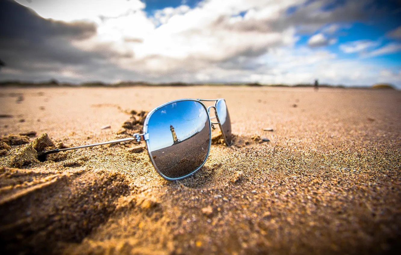 Фото обои песок, пляж, облака, маяк, тень, зеркало, очки, солнечный свет